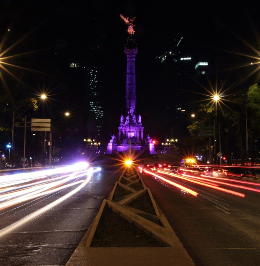 El Ángel de la Independencia iluminado de noche sobre Paseo de la Reforma