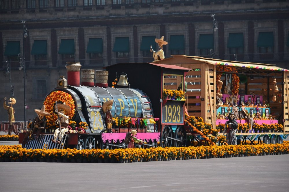 Ofrenda monumental cubierta de cempasúchil