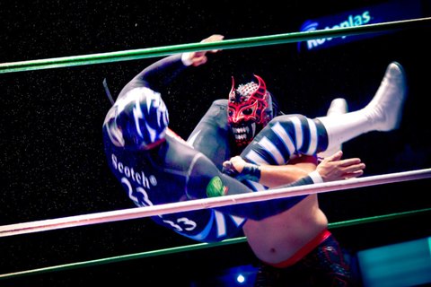 Luchador enmascarado en el ring