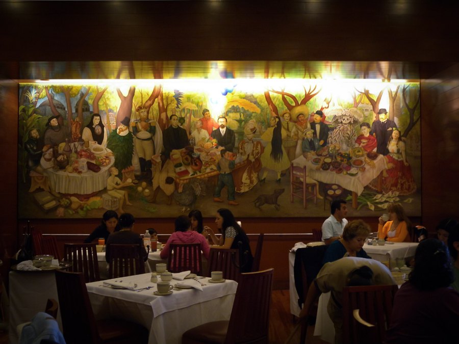Comedor de El Cardenal con mural