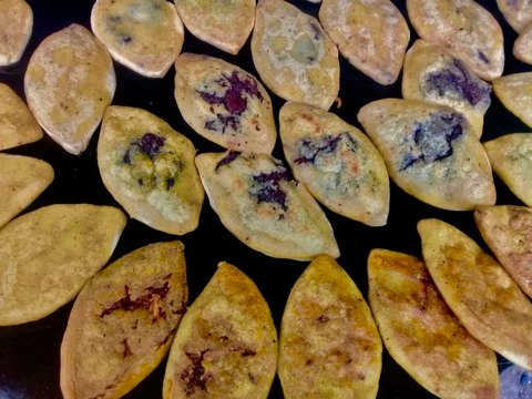 Tlacoyos de maíz en el comal