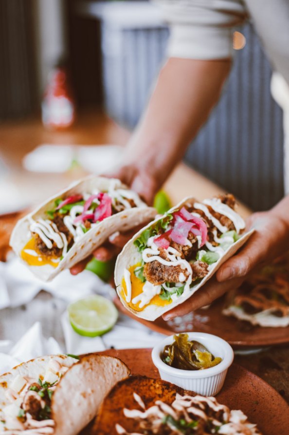 Dos tacos recién servidos